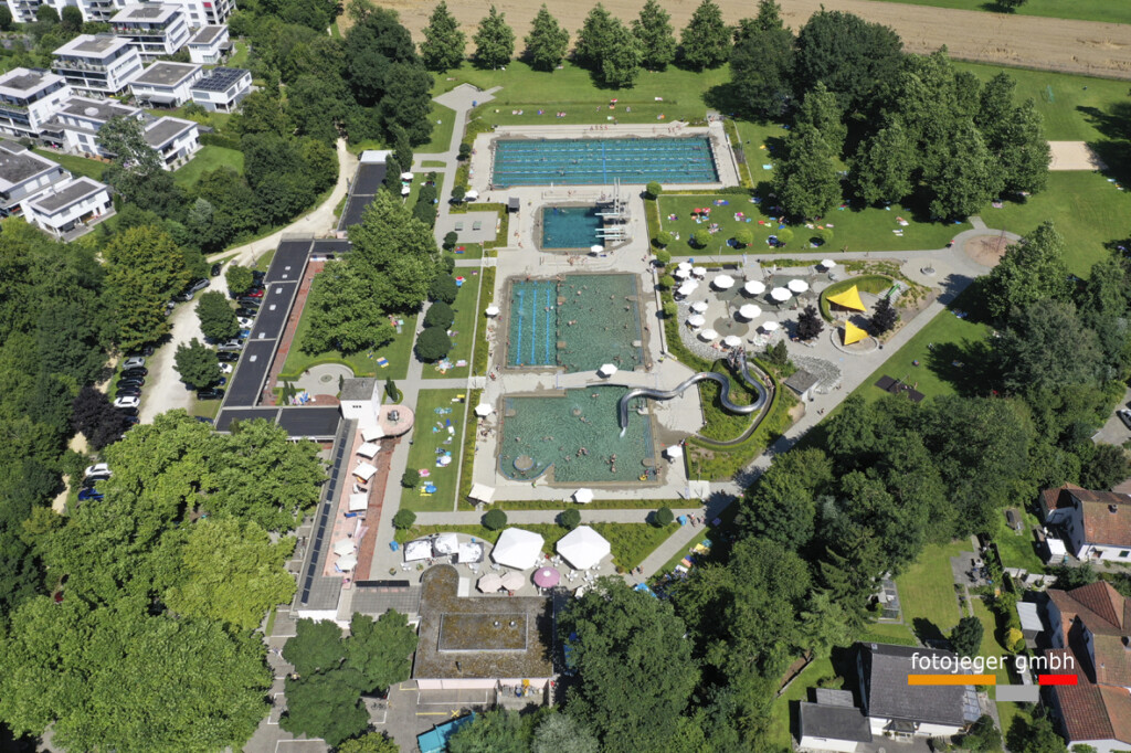 SCHWEIZ STADT LANGENTHAL Winter in der Badi- Drohnenfotos vom verschneiten Schwimmbad im Winter 2024 in der Stadt Langenthal.