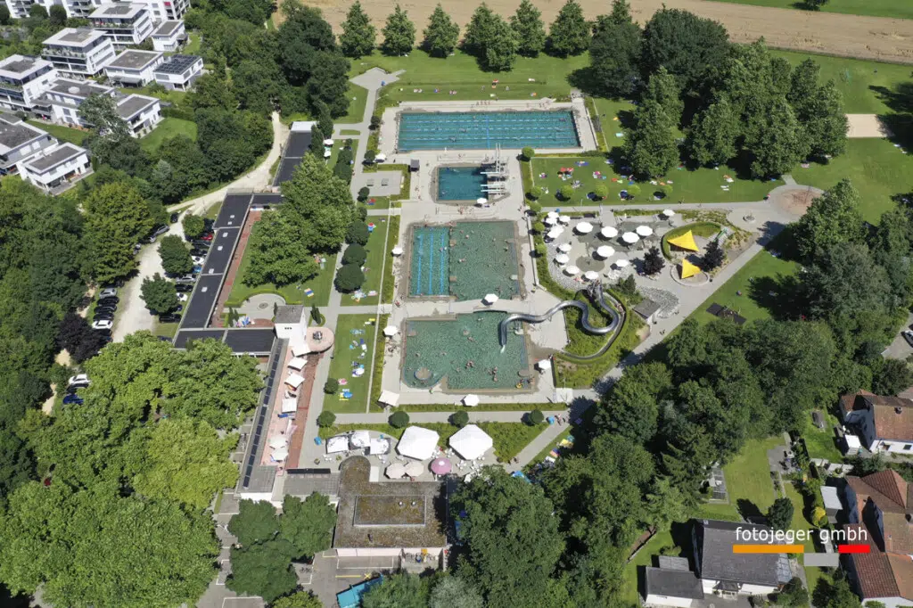 Winter in der Badi- Drohnenfotos vom verschneiten Schwimmbad im Winter 2024 in der Stadt Langenthal.