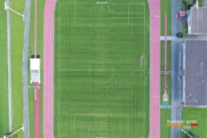 SCHWEIZ OBERAARGAU STADION HARD Drohnenfotos der Stadt Langenthal aus senkrechter Perspektive.