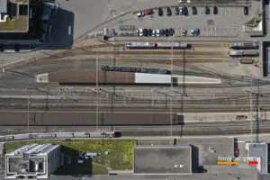 SCHWEIZ LANGENTHAL BAHNHOF Drohnenfotos der Stadt Langenthal aus senkrechter Perspektive.