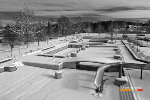 SCHWEIZ LANGENTHAL STADT Winter in der Badi- Drohnenfotos vom verschneiten Schwimmbad im Winter 2024 in der Stadt Langenthal.