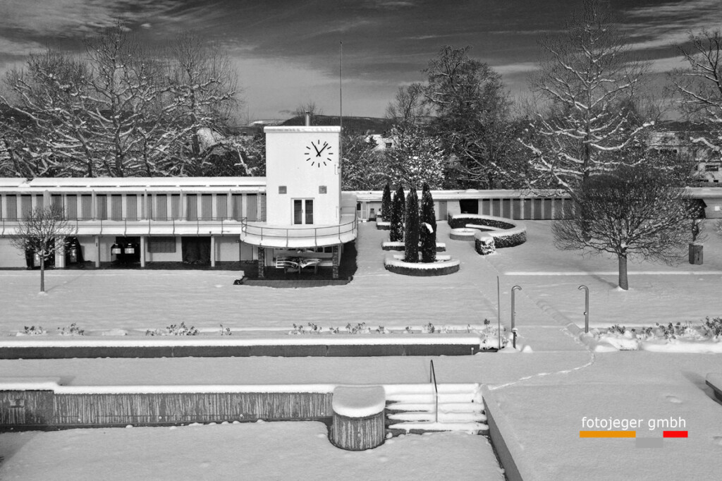SCHWEIZ LANGENTHAL STADT Winter in der Badi- Drohnenfotos vom verschneiten Schwimmbad im Winter 2024 in der Stadt Langenthal.