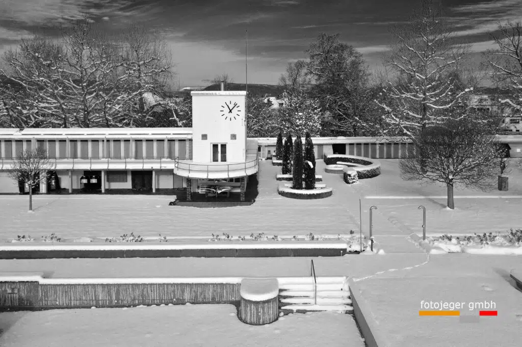 Winter in der Badi- Drohnenfotos vom verschneiten Schwimmbad im Winter 2024 in der Stadt Langenthal.