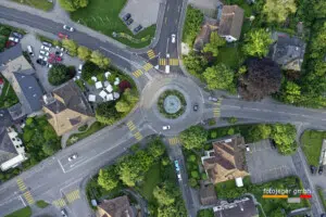 SCHWEIZ LANGENTHAL KREISEL AARWANGENSTRASSE Drohnenfotos der Stadt Langenthal aus senkrechter Perspektive.