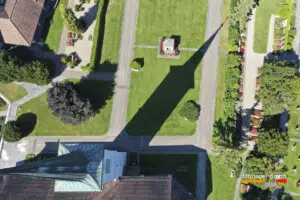 SCHWEIZ LANGENTHAL KIRCHE GEISSBERG Drohnenfotos der Stadt Langenthal aus senkrechter Perspektive.