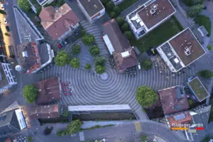 SCHWEIZ LANGENTHAL WUHRPLATZ Drohnenfotos der Stadt Langenthal aus senkrechter Perspektive.