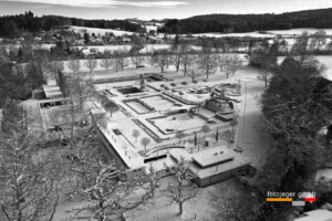 SCHWEIZ LANGENTHAL STADT Winter in der Badi- Drohnenfotos vom verschneiten Schwimmbad im Winter 2024 in der Stadt Langenthal.