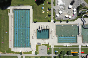 SCHWEIZ LANGENTHAL STADT Winter in der Badi- Drohnenfotos vom verschneiten Schwimmbad im Winter 2024 in der Stadt Langenthal.