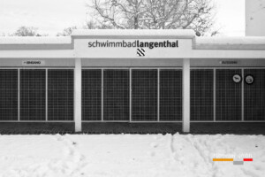 SCHWEIZ LANGENTHAL STADT Winter in der Badi- Drohnenfotos vom verschneiten Schwimmbad im Winter 2024 in der Stadt Langenthal.