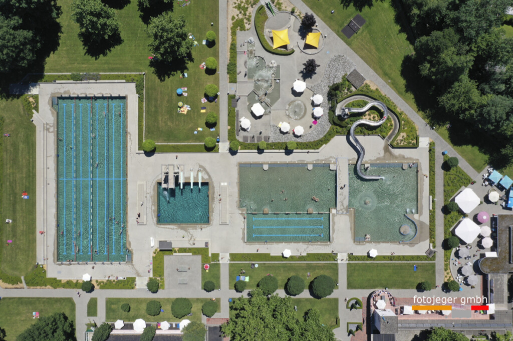 SCHWEIZ LANGENTHAL STADT Winter in der Badi- Drohnenfotos vom verschneiten Schwimmbad im Winter 2024 in der Stadt Langenthal.