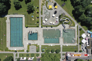 SCHWEIZ LANGENTHAL STADT Winter in der Badi- Drohnenfotos vom verschneiten Schwimmbad im Winter 2024 in der Stadt Langenthal.