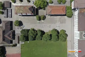 SCHWEIZ LANGENTHAL SCHULANLAGE KREUZFELD Drohnenfotos der Stadt Langenthal aus senkrechter Perspektive.