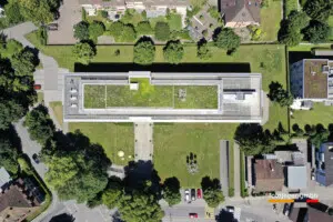 SCHWEIZ LANGENTHAL VERWALTUNGSZENTRUM Drohnenfotos der Stadt Langenthal aus senkrechter Perspektive.